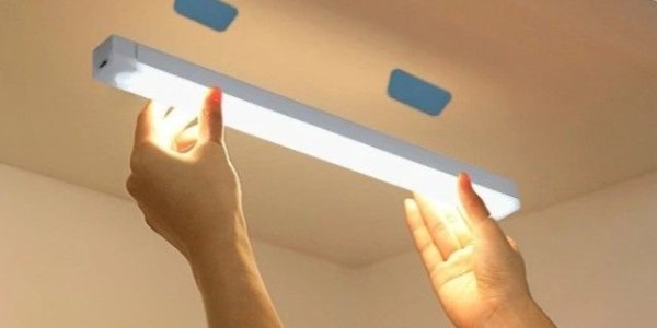 Lâmpada com sensor de presença e bateria: praticidade para escadas, corredores e emergências